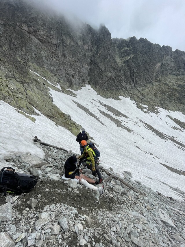 Polski turysta poślizgnął się na śniegu i spadł z wysokości. Zjechał na kamienie i doznał poważnego urazu nogi