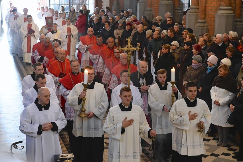 Paliusz na ramionach arcybiskupa Tadeusza Wojdy [zdjęcia]