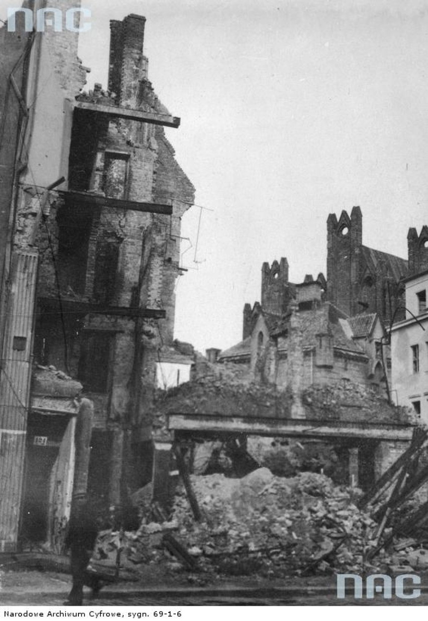 Gdańsk został niemal doszczętnie zburzony w 1945 toku....