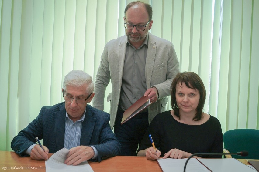 Umowy na kolejne inwestycje w Kazimierzy Wielkiej podpisane. Co będzie robione w najbliższym czasie? Zobaczcie zdjęcia