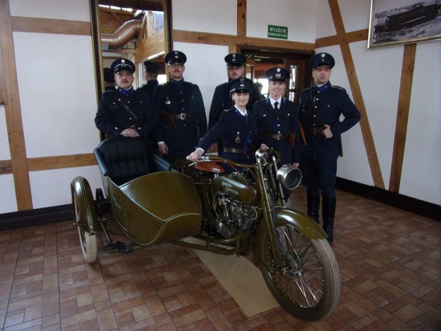 Rekonstruktorzy policyjni z Radomia uczestniczyli w „Motocyklowej Niedzieli w stylu retro” w Puławach.