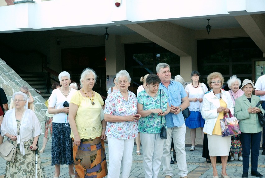 Parafianie modlili się przed  zdewastowanym kościołem św. Maksymiliana Kolbe w Koninie .