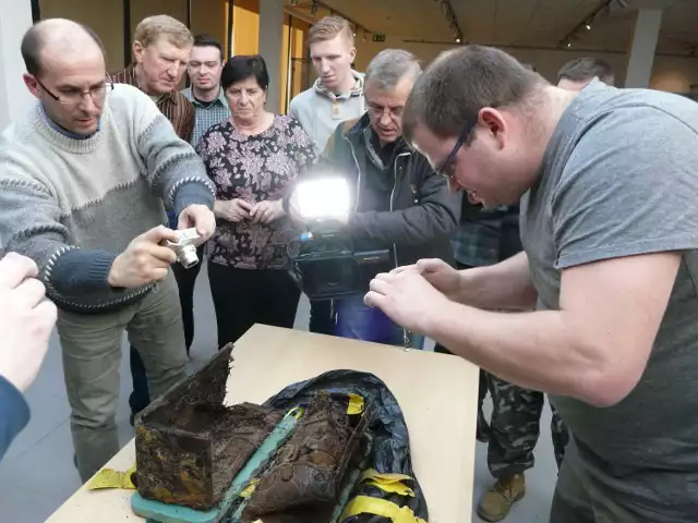 Pasjonaci historii dopisali epilog do niesamowitej historii, która połączyła pilota Pawła Łuczyńskiego i rodzinę Popłonikowskich z Wrzącej. Poszukiwania zakopanej broni lotnika przyniosły efekt