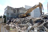 Wyburzanie starych budynków Toruńskich Zakładów Materiałów Opatrunkowych [ZDJĘCIA]
