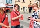Wolontariusze PCK w Rybniku zbierają pieniędzy na zakup wyprawek szkolnych 