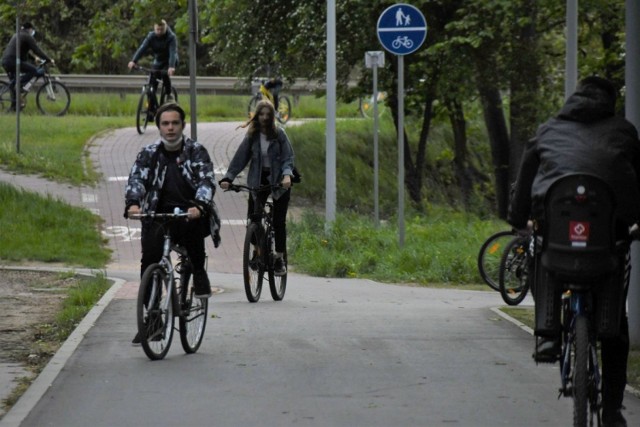 W niedzielę 17 maja ścieżki nad zalewem w Kielcach opanowali rowerzyści. Wyglądało na to, że kto żyw i ma rower, ruszył na wycieczkę.  W krótkim czasie, nieco ponad pół godziny, naliczyliśmy około 100 osób poruszających się na rowerach. Tym razem nieco mniej widzieliśmy spacerujących.

Na kolejnych zdjęciach zobaczcie rowerowe szaleństwo nad kieleckim zalewem.
