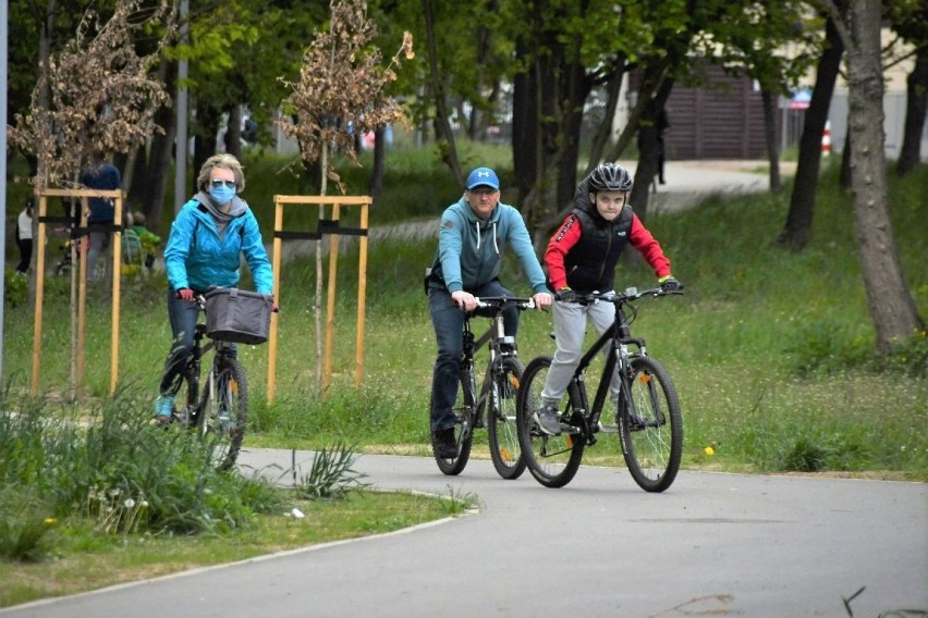 Niedziela 17 maja nad kieleckim zalewem. Ścieżki opanowali rowerzyści [DUŻO ZDJĘĆ]