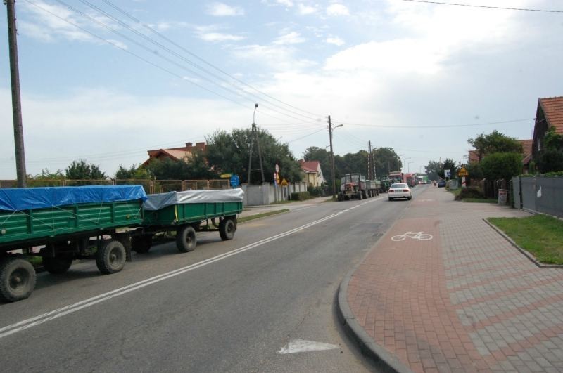 Utrudnienia dla kierowców w Kwidzynie: Długa kolejka ciągników do elewatorów PZZ