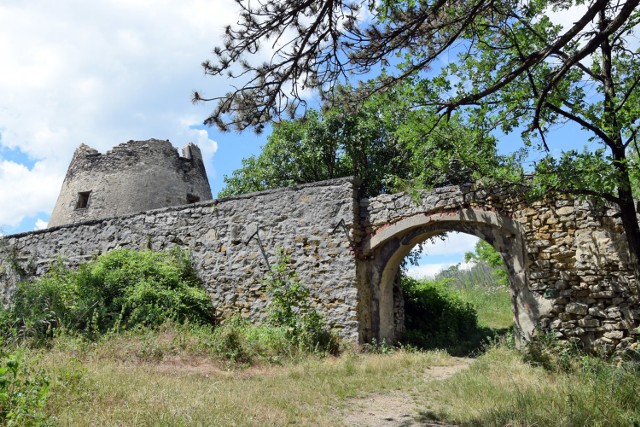 Fort Gaj w Strzegomiu. W tle zabytkowy wiatrak prochowy