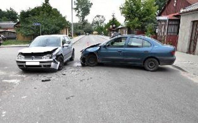 Komarówka Podlaska: Zderzenie renaulta i vw. Sprawca miał 2,7 promila