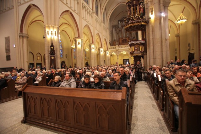 Wielki Piątek w katedrze w Łodzi. Liturgia Męki Pańskiej