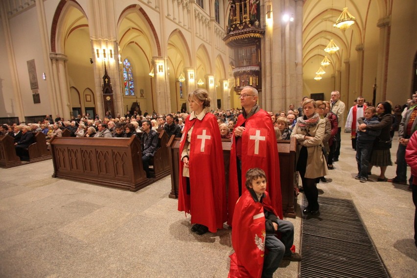 Wielki Piątek w katedrze w Łodzi. Liturgia Męki Pańskiej