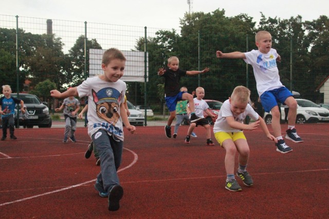 Wakacje z koszykówką w Międzychodzie po raz trzeci - akcję organizuje UKS MIKST Międzychód oraz MKS Sokół Międzychód.