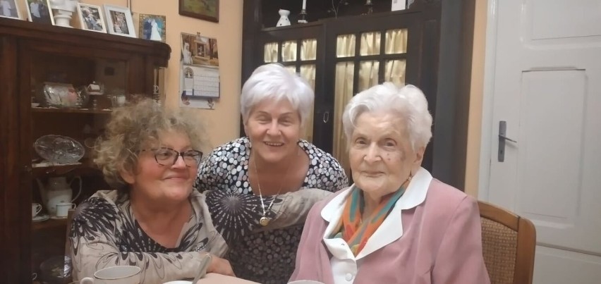 Pani Irena Tomaszewska (z prawej) ze Szprotawy skończyła 102...