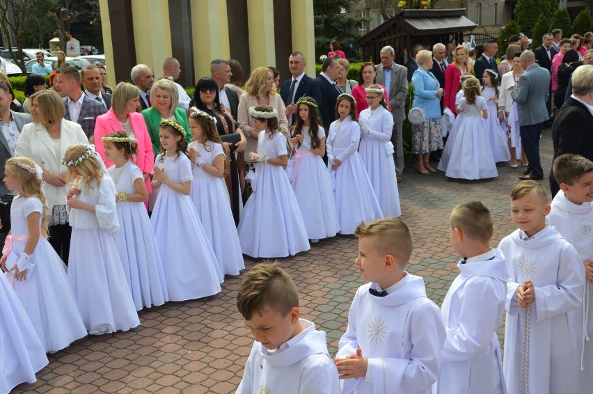 Rozpoczęły się Pierwsze Komunie Święte w Tomaszowie. Tak wyglądała uroczystość w parafii św. Rodziny przy ul. Niskiej [ZDJĘCIA]