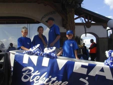 Firma ZIBA Sławomira Baranowskiego ufundowała łódkę Optymist dla najlepszej drużyny (UKS Ket) w sztafecie dziecięcej podczas regat Błękitna Wstęga NIVEA.  Fot. Monika Smól