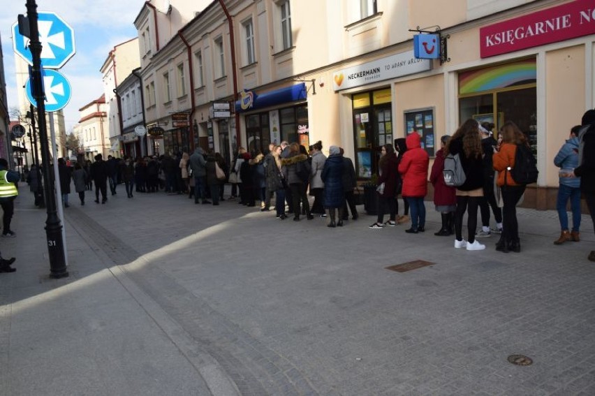 Długa kolejka po pączki do Starej Pączkarni na ul. Kościuszki w Rzeszowie - trzeba było czekać nawet 2 godziny 