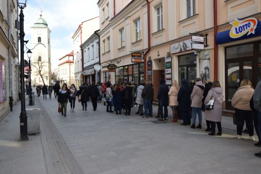 Długa kolejka po pączki do Starej Pączkarni na ul. Kościuszki w Rzeszowie - trzeba było czekać nawet 2 godziny 