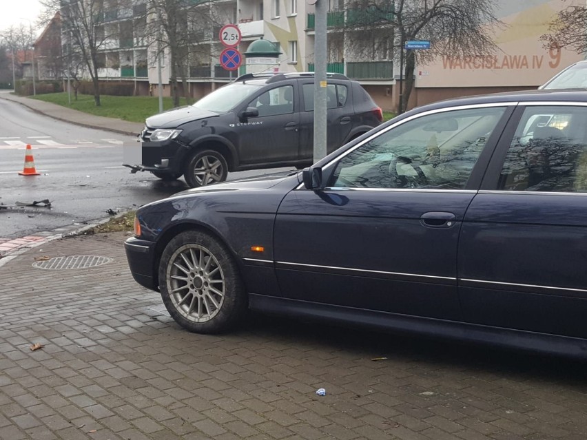 Zderzenie aut na skrzyżowaniu w centrum Szczecinka. Są poszkodowani [zdjęcia]