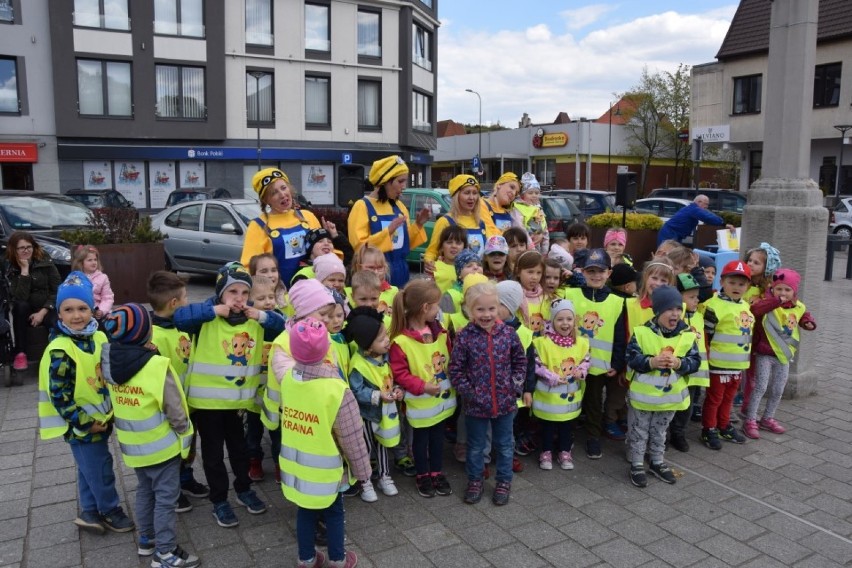 Akcja biblioteki na Placu Pokoju. Minionki zapisywały dzieci do biblioteki [ZDJĘCIA]