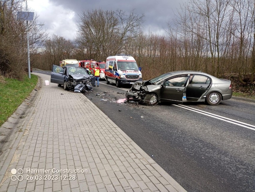 Czołowe zderzenie dwóch osobówek przy ul. Toruńskiej w...