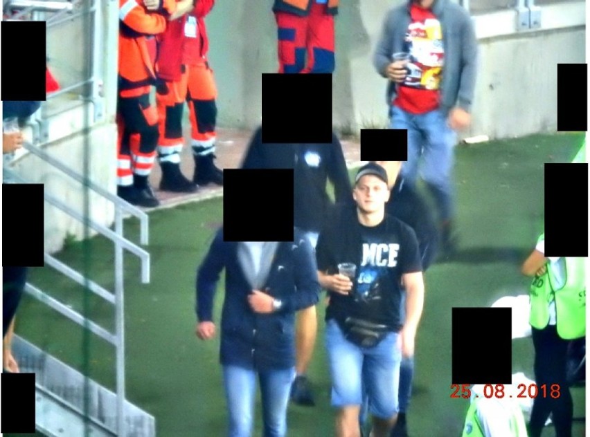 Policja szuka kiboli, którzy wtargnęli na płytę boiska na stadionie Widzewa [ZDJĘCIA]