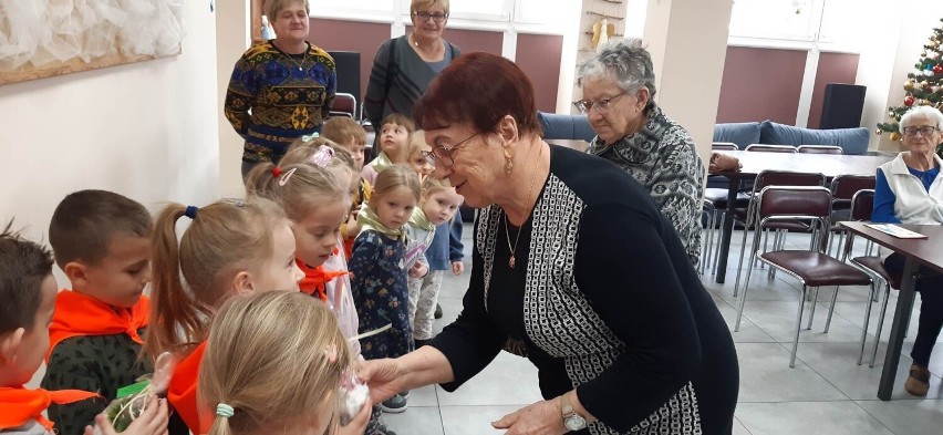 Wizyta dzieci z Przedszkola numer 1 w Jędrzejowie u seniorów z Dziennego Domu Seniora. Dzieci przyniosły własnoręcznie wykonane upominki