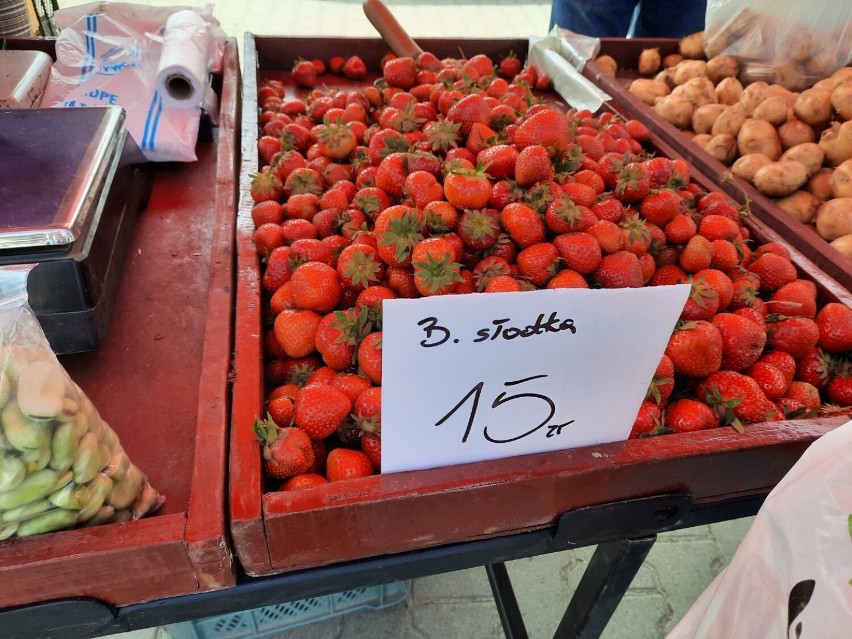 Ceny warzyw i owoców na targowisku w Radomsku. 28.05.2023