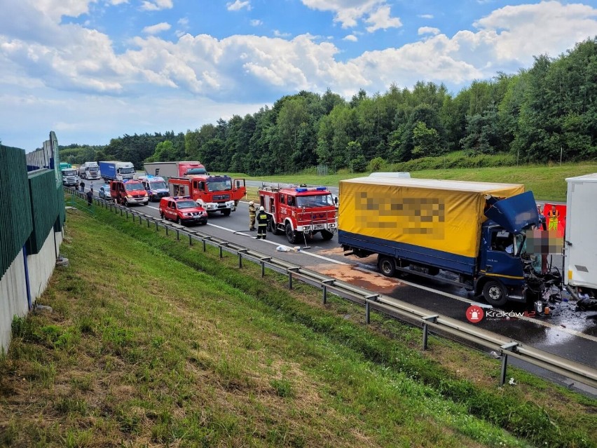 Zderzenie ciężarówek na autostradzie A4. Lądował helikopter LPR