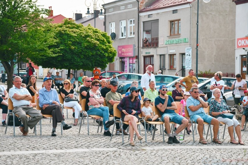 Koncert Kapeli Drewutnia na rynku w Nowym Żmigrodzie