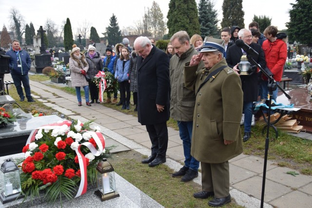 W uroczystościach upamiętnienia udział wzięli przedstawiciele IPN-u, zagłębiowskich instytucji pamięci, organizacji weteranów i sosnowieckich szkół. Zobacz kolejne zdjęcia. Przesuwaj zdjęcia w prawo - naciśnij strzałkę lub przycisk NASTĘPNE