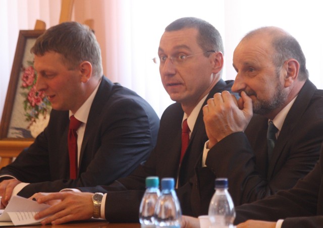 Od lewej: starosta zawierciański Rafał Krupa, wicestarosta Rafał Porc i etatowy członek zarządu powiatu Cezary Barczyk.