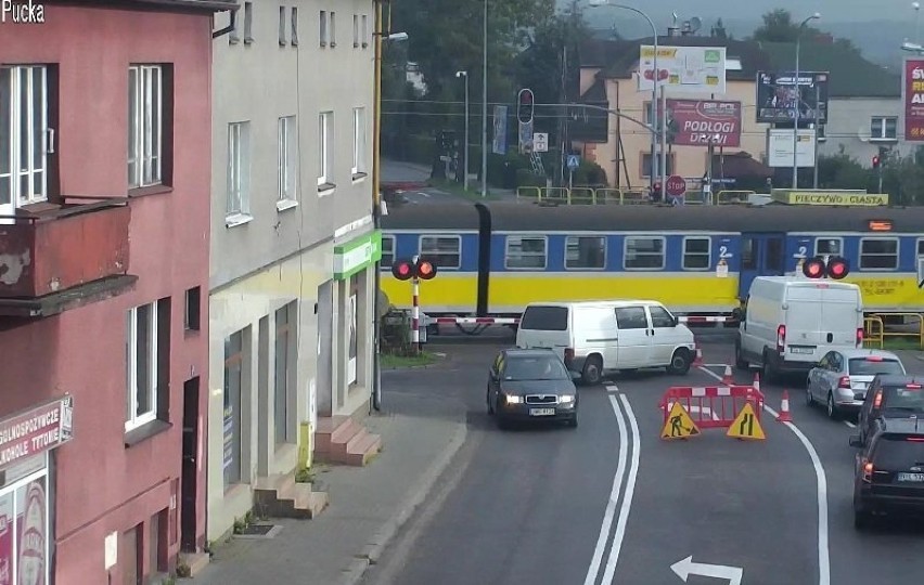 Przy przejeździe kolejowym w Wejherowie ulatnia się gaz ziemny. Część ulicy Puckiej zamknięta [ZDJĘCIA]
