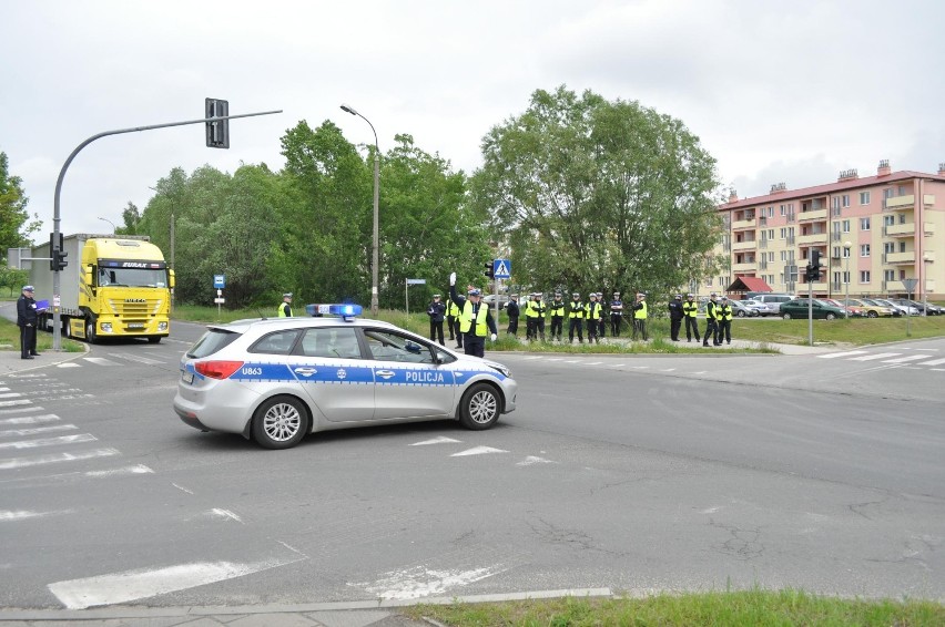 Śrem: policjanci kierowali ruchem na skrzyżowaniu ul....