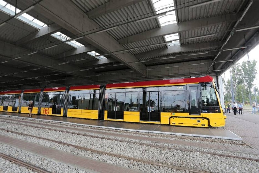 Nowe tramwaje Hyundai dla Warszawy nie mieszczą się na przystankach. Potrzebne przesunięcia płyt chodnikowych