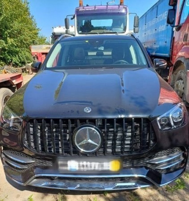 300 tysięcy złotych wynosi wartość samochodu marki Mercedes Benz GLE 300, który skradziono na terenie Włoch. Pojazd, z niemieckimi numerami rejestracyjnymi, został ujawniony na parkingu w Gniewie. 