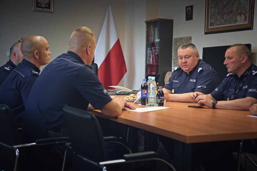 Podziękowania dla policjantów, którzy ratowali poszkodowanych w wypadku w Tenczynie