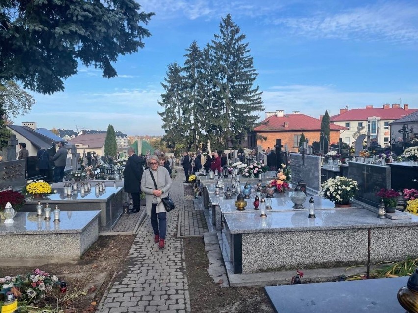 Tłumy ludzi Wszystkich Świętych na cmentarzu katedralnym w Sandomierzu. Mszę odprawił biskup Krzysztof Nitkiewicz