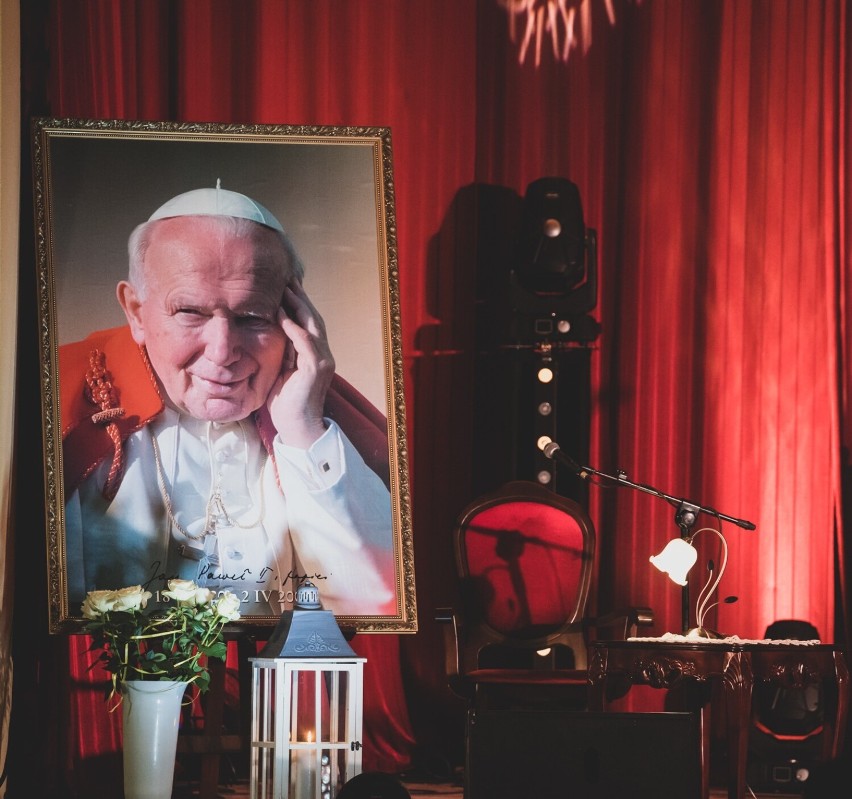 Tak w Zduńskiej Woli upamiętniono Jana Pawła II. Koncert i znicze ZDJĘCIA