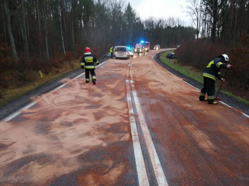 Wypadek na drodze krajowej nr 55 w okolicach Brachlewa 26.12.2019. Cztery osoby trafiły do szpitala [ZDJĘCIA]