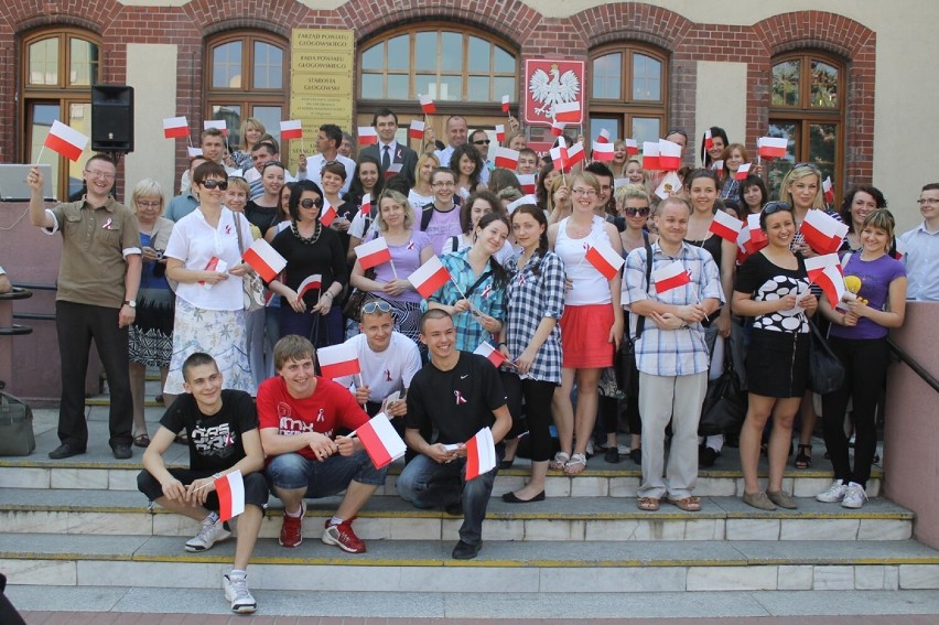 Maj 2012 w Głogowie. Święto flagi przed starostwem...