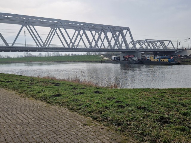 W rzece nie maj już starych filarów, które podtrzymywały historyczny most kolejowy w Opolu.