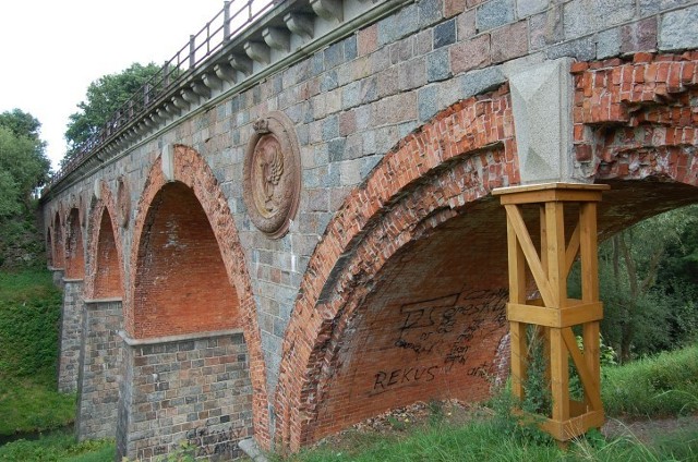Przed zimą most kolejowy w Bytowie musi być zabezpieczony drewnianymi stemplami