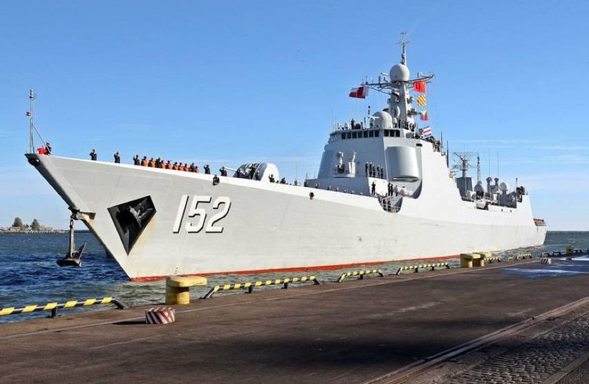 Gdynia. Kartka z kalendarza (7.10.2015). Chińskie okręty wojenne zawitały do Gdyni. Chętnych do ich obejrzenia nie brakowało 