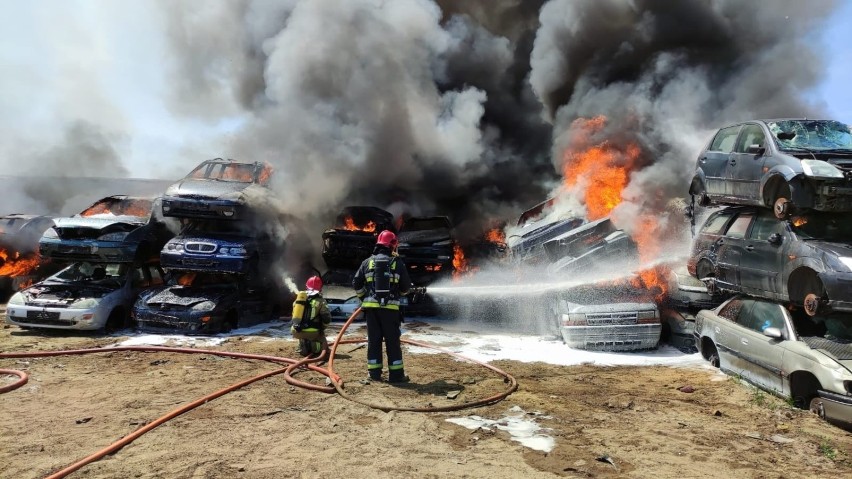Pożar na stacji demontażu pojazdów w Stobnie