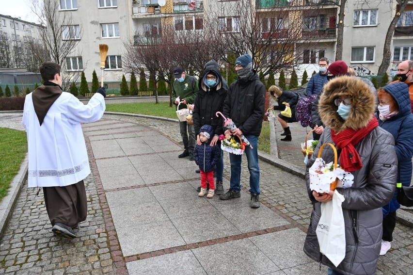 W Parafii świętego Franciszka z Asyżu w Kielcach święcono pokarmy za zewnątrz (ZDJĘCIA)