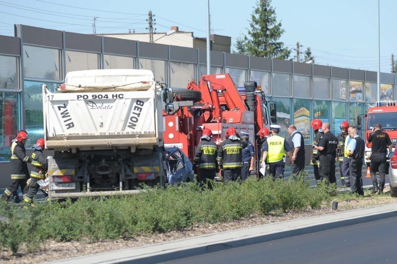 Bukowska - Zderzenie z ciężarówką. Jedna osoba nie żyje [ZDJĘCIA, WIDEO]
