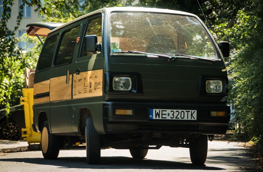 Kolorowy van wyjechał na ulice Warszawy. Idealny na drzemkę...