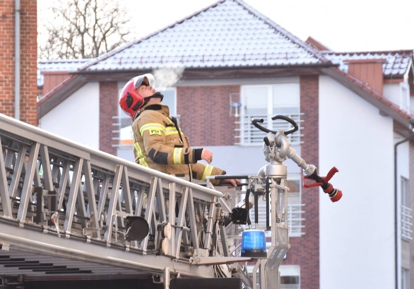 Malbork. Pożar w wieżowcu przy ul. Sienkiewicza. Kilkanaście godzin wcześniej paliło się w budynku wielorodzinnym przy Grudziądzkiej