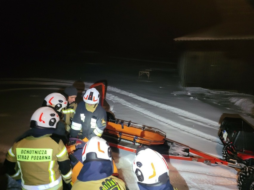 Dramatyczna akcja ratunkowa pod Dębicą. Ekipie pogotowia w transporcie chorej pomagali strażacy